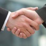 zwei Businessmänner schütteln die Hände
